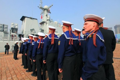 Các thủy thủ thuộc biên chế của tuần dương hạm Varyag 011